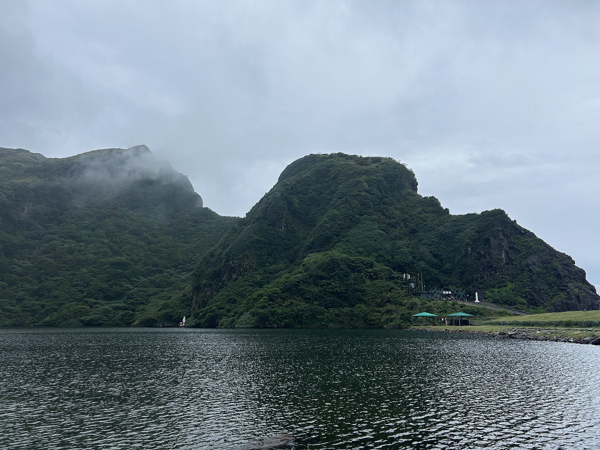從宜蘭頭城海邊看出去的龜山島